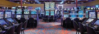 Aplikasi nusa gg menampilkan dashboard utama dengan kategori taruhan sepak bola, kasino langsung, slot, dan esports